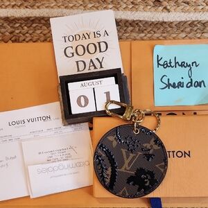 EXCELLENT CONDITION RARE Louis Vuitton MONOGRAM FLOWER BLOSSOM KEY CHARM CLES